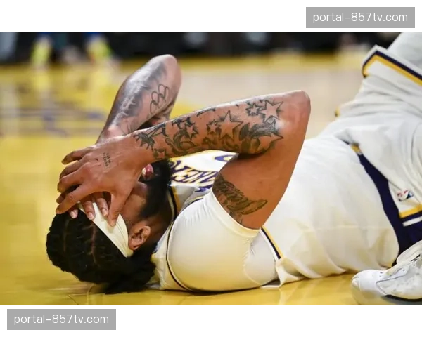 海斯21分10篮板0失误高效 湖人中锋命中率超80%比肩名宿